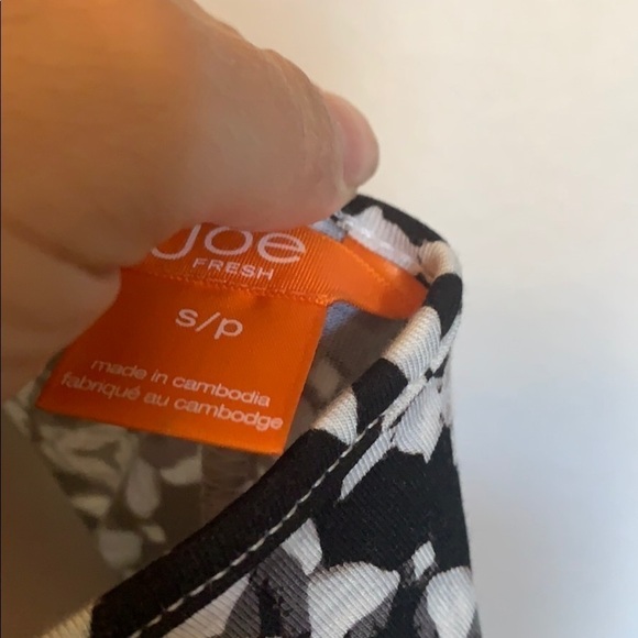 EUC Black and White Print Top - Picture 3 of 3